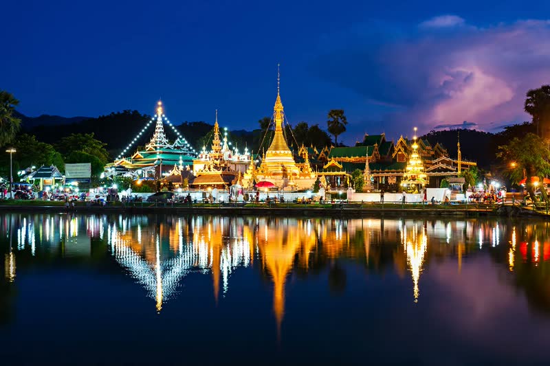Wat Chong Klang temple on the lake in Mae Hong Son — Burmese-style pagodas reflected in morning mist