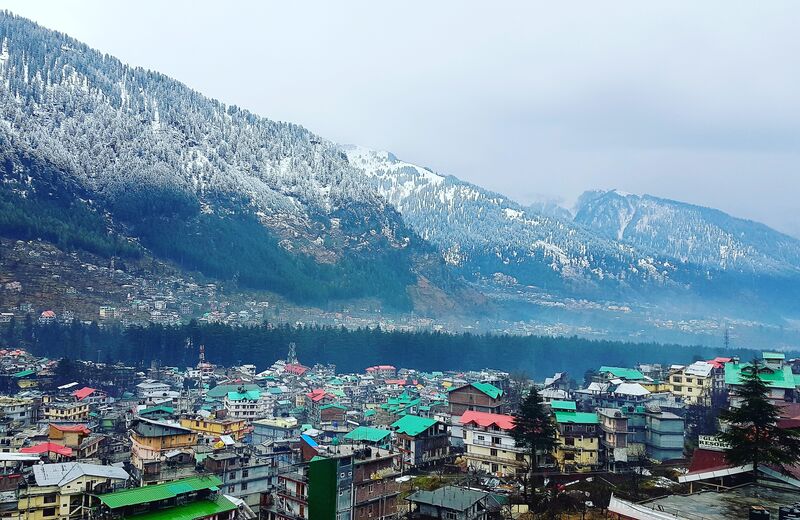 Manali town in Himachal Pradesh, surrounded by Himalayan mountains and green valley of the Beas River