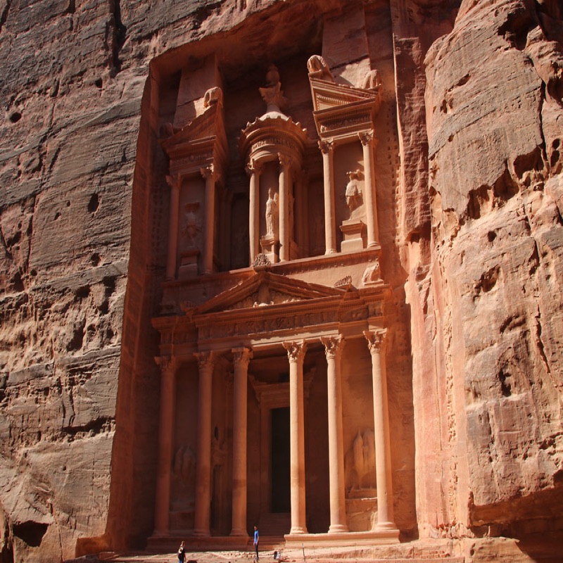 Petra Treasury (Al-Khazneh) in Jordan — the iconic rose-red rock-carved façade revealed at the end of the narrow Siq canyon