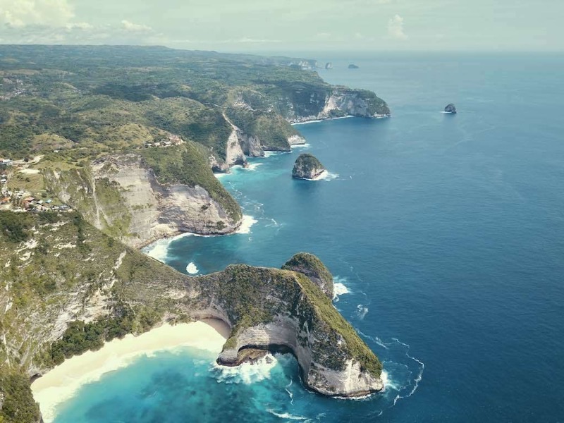 Kelingking Beach viewpoint on Nusa Penida — dramatic T-Rex cliff with turquoise water below