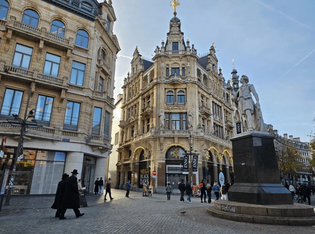 A bustling Grote Markt in Antwerp, featuring the intricate Brabantine Gothic Cathedral of Our Lady and historic guildhalls.