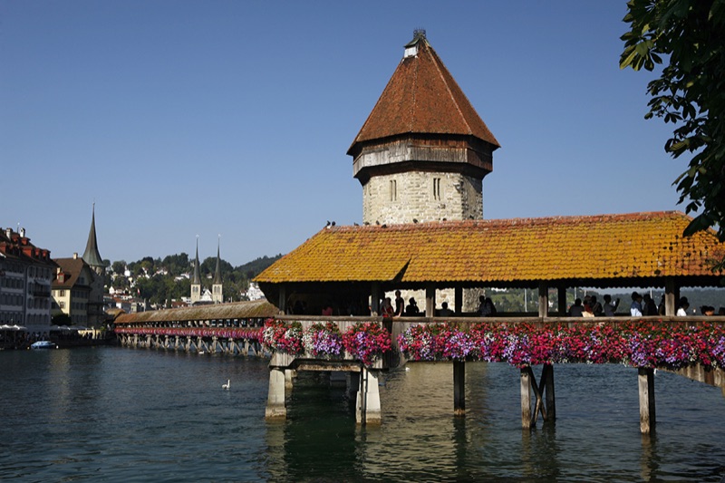 Lucerne — Chapel Bridge, Lion & Lakeside Magic, Switzerland