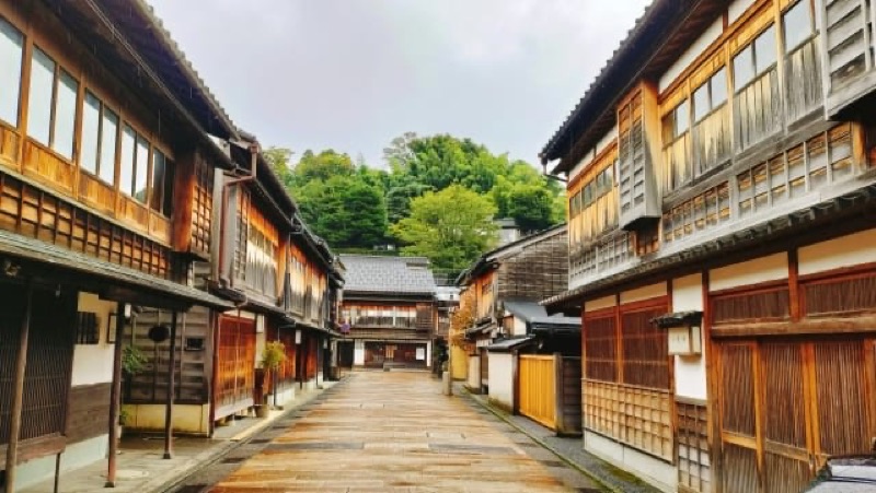 Kanazawa — Gardens, Gold Leaf & Geisha Streets, Japan