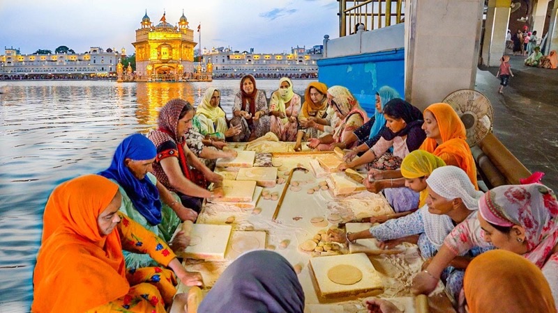 12 Best Ways to Experience the Golden Temple Langar & Communal Meals in Amritsar
