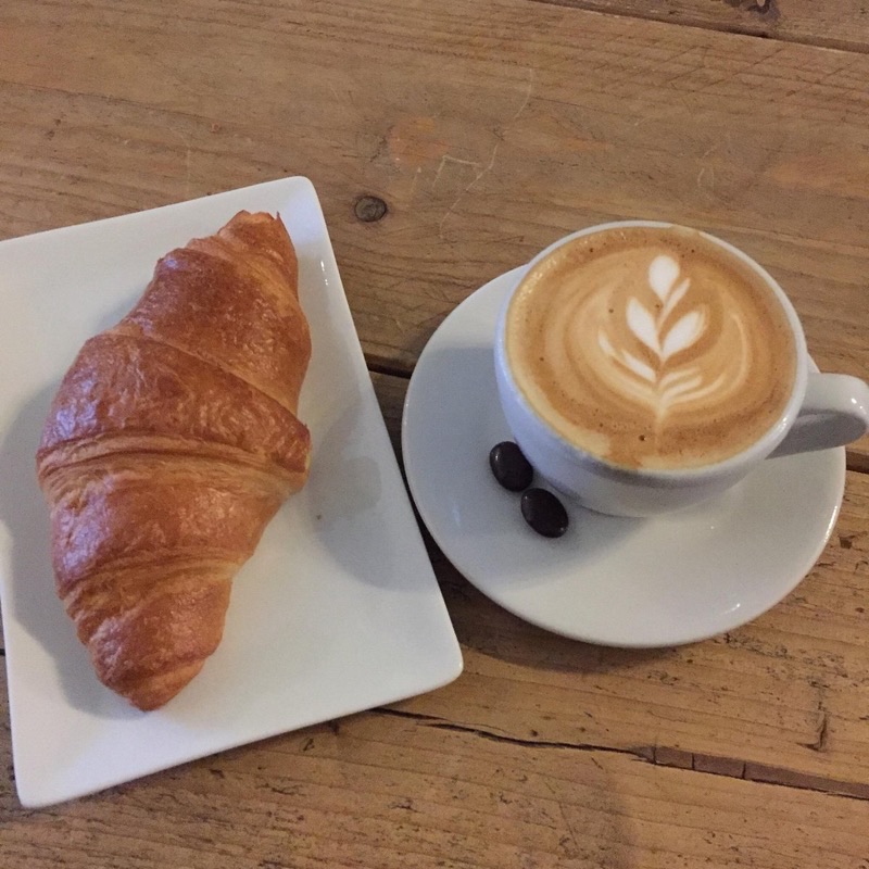 Trakteren Koffie in West — Trakteren Koffie is a delightful neighborhood spot known for its incredibly frie