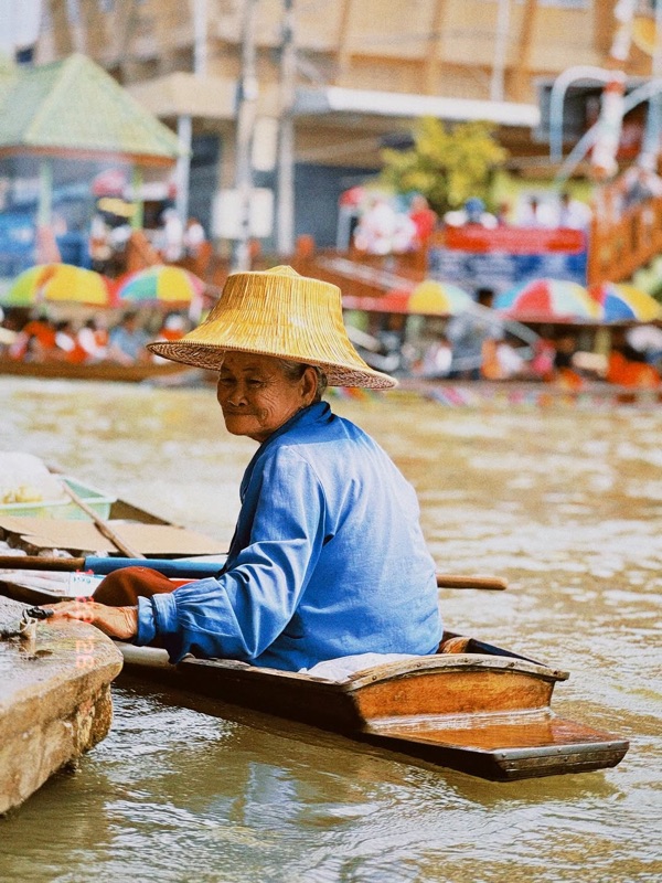 Damnoen Saduak Floating Market — flower market in Bangkok
