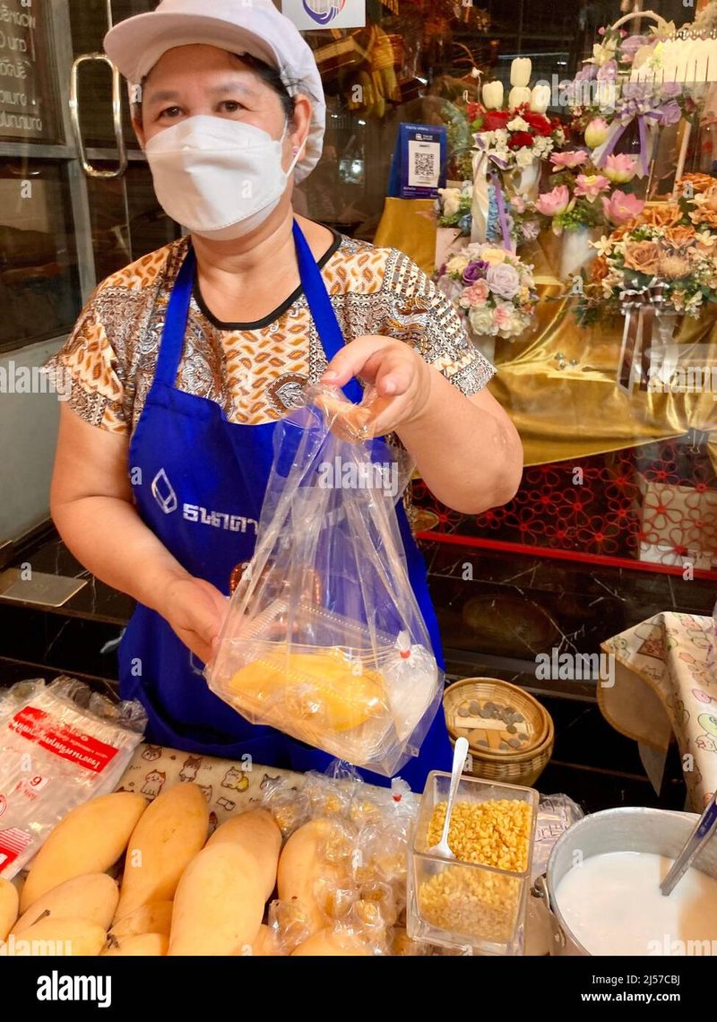 Jay Dee mango sticky rice vendor Bangkok Silom