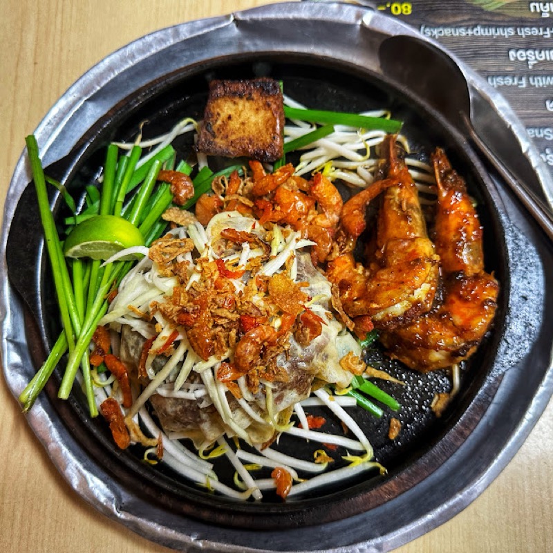 Pad Thai Narok Taek with river prawns on Lat Ya Road