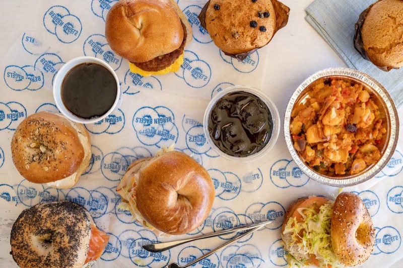 Bergen Kaffebrenneri in Nordnes — While primarily a coffee roastery, Bergen Kaffebrenneri also offers a concise me