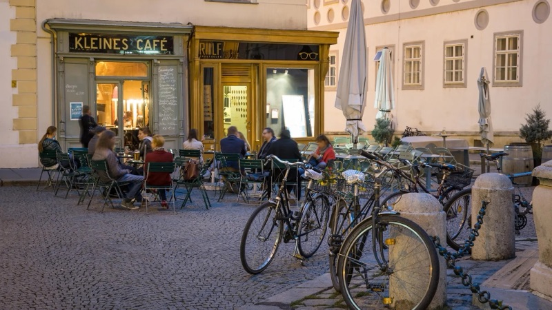 Kleines Café Vienna tiny charming café on Franziskanerplatz