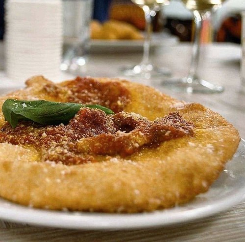 Isabella De Cham pizza fritta in Rione Sanità, Naples