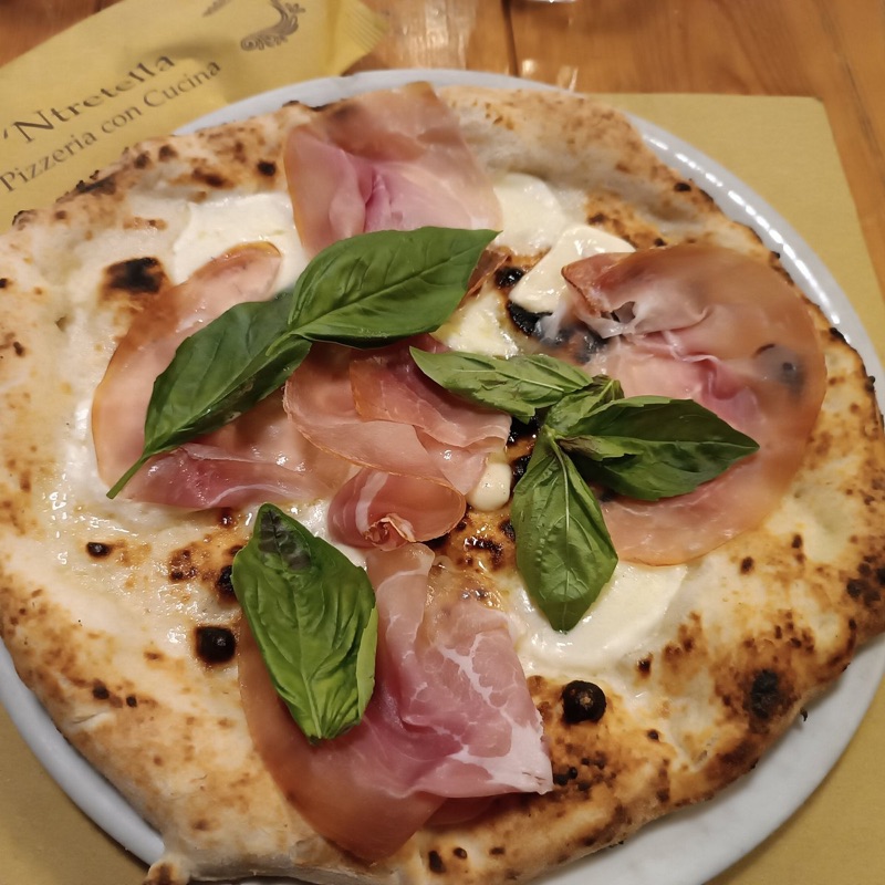 'Ntretella pizzeria in Chiaia, Naples