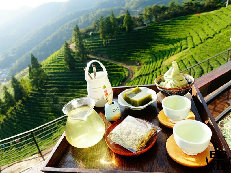 Traditional green tea desserts at The World of Spreading Green Leaves tea house in Boseong