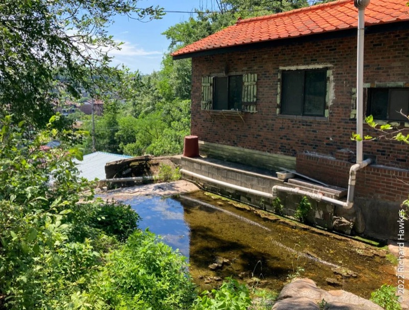 Sanmotoonge café terrace in Buam-dong with mountain views