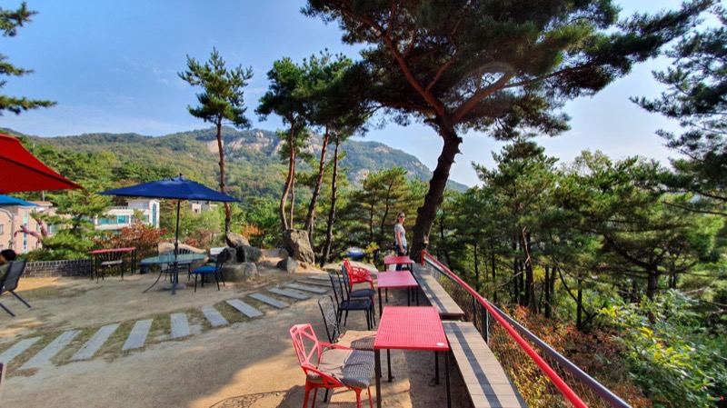 The Piano café garden with Seoul city view in Pyeongchang-dong