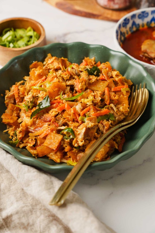 Kottu roti being prepared at Pilawoos, Colombo