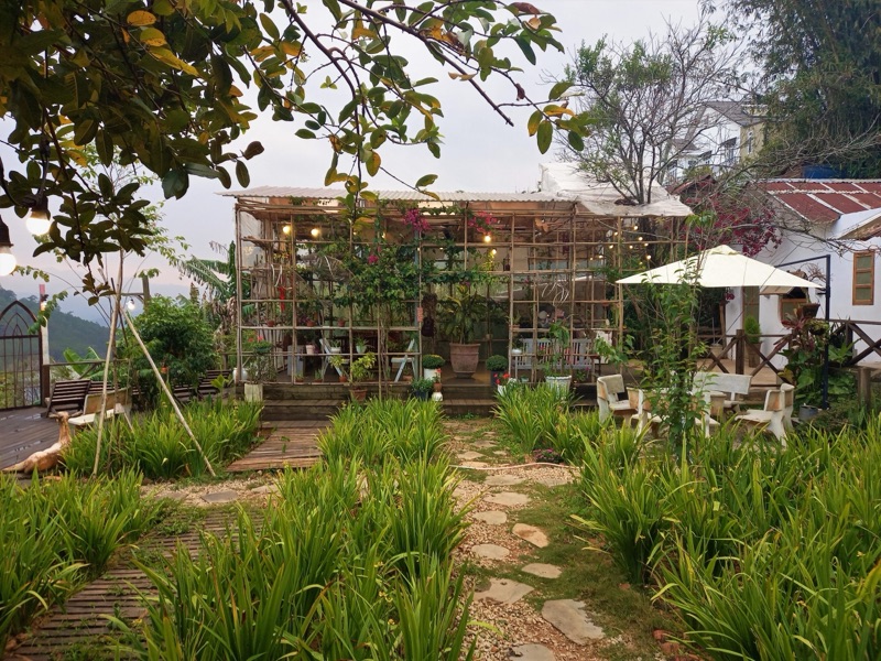 Horizon Coffee panoramic valley view Da Lat