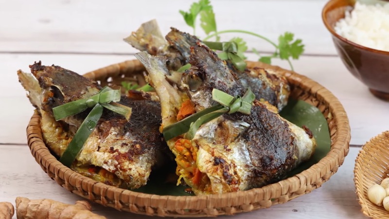 Cá Chuồn Cồ turmeric grilled flying fish Da Nang