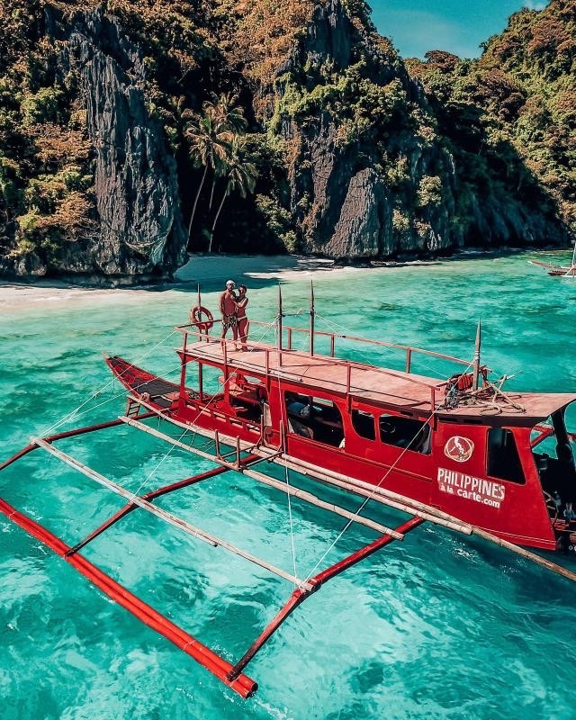 Private island-hopping boat tour in El Nido