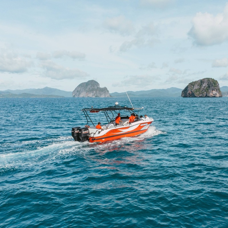 Speedboat island-hopping tour in El Nido