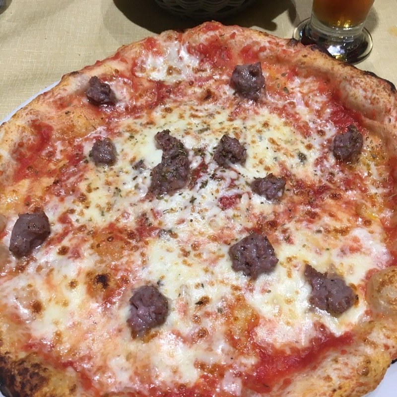 Pizzeria del Ponte in Molo — Nestled near the historic port, Pizzeria del Ponte offers a reliable and cozy Ne