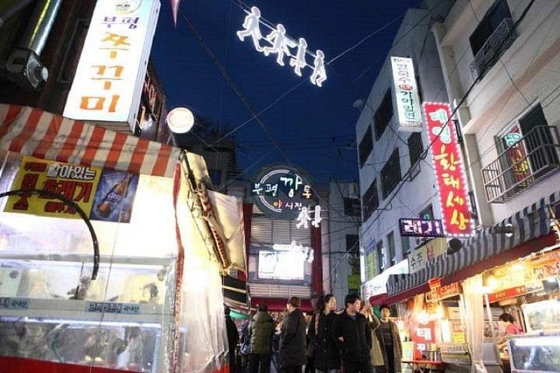 Bupyeong Kkangtong Night Market eomuk stalls in Busan