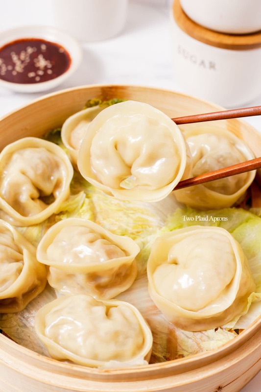 Jjinmandu steamed dumplings at Gwangjang Market