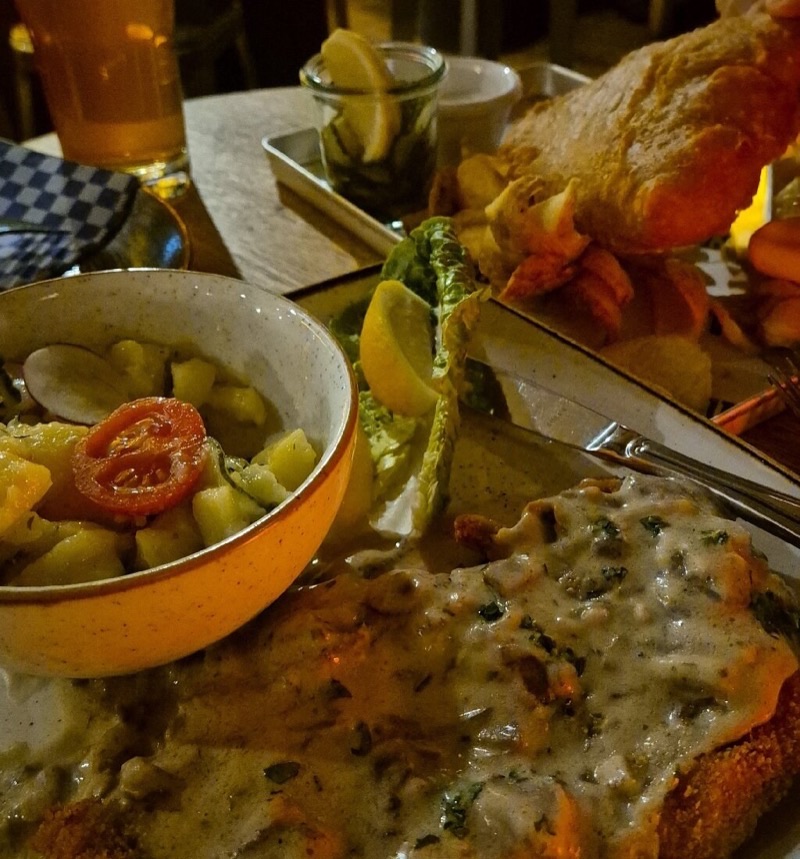 Altes Mädchen Braugasthaus in Schanzenviertel — Located adjacent to Ratsherrn Brauerei, Altes Mädchen Braugasthaus is a rustic-c