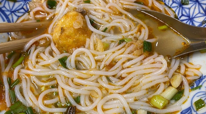Bún Riêu Tóp Mỡ Cô Hương Béo — crispy pork crackling crab noodle soup in Hanoi