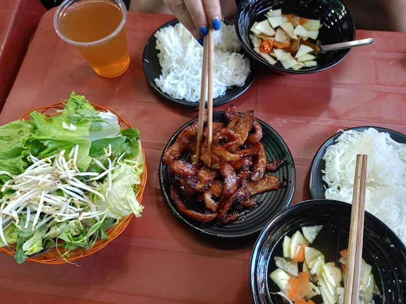 Bún Chả Gầm Cầu under Long Biên Bridge, Hanoi