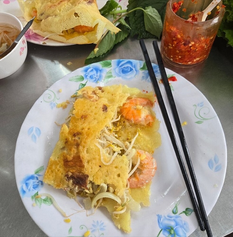 Bánh Xèo 46A Đinh Công Tráng in District 1 — This unassuming roadside eatery is famous for its crispy, golden Bánh Xèo – savo