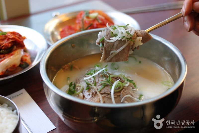 Sinseon Seolnongtang ox-bone soup in Hongdae, Seoul