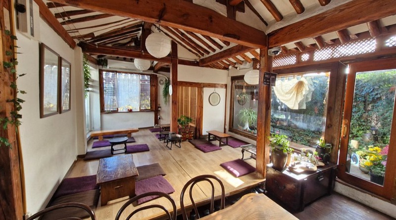 Tteuran tea house courtyard in Iksadong, Seoul