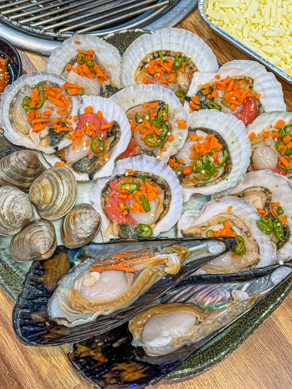 Doheene Jogae Gui grilled shellfish restaurant in Cheongsapo, Busan