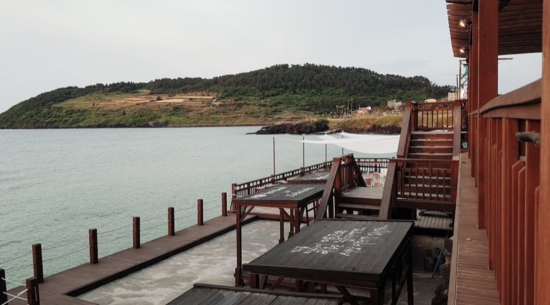 Cafe Del Moondo ocean view near Hamdeok Beach, Jeju
