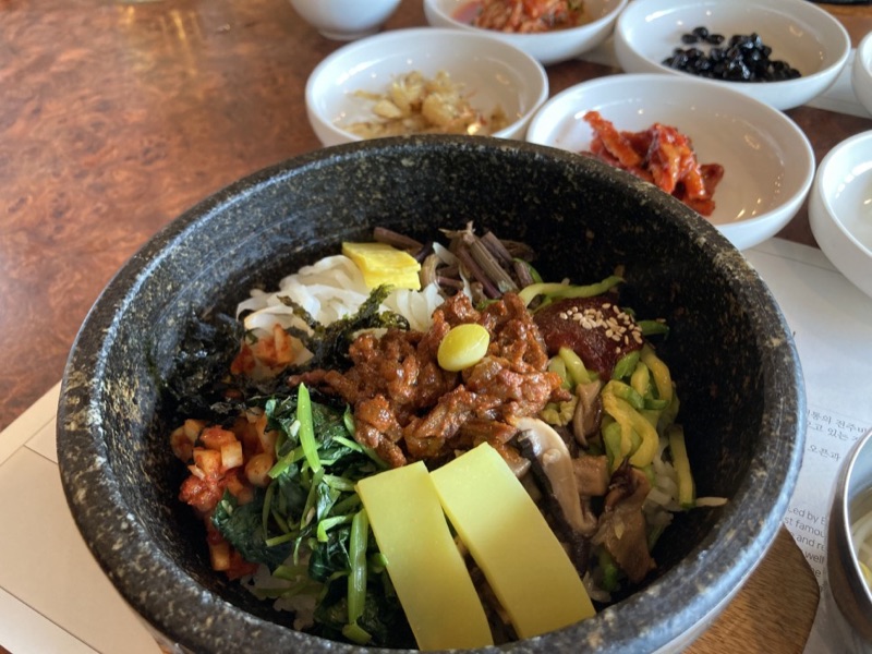 Gogung Suragan bibimbap and dolsot in Jeonju Hanok Village