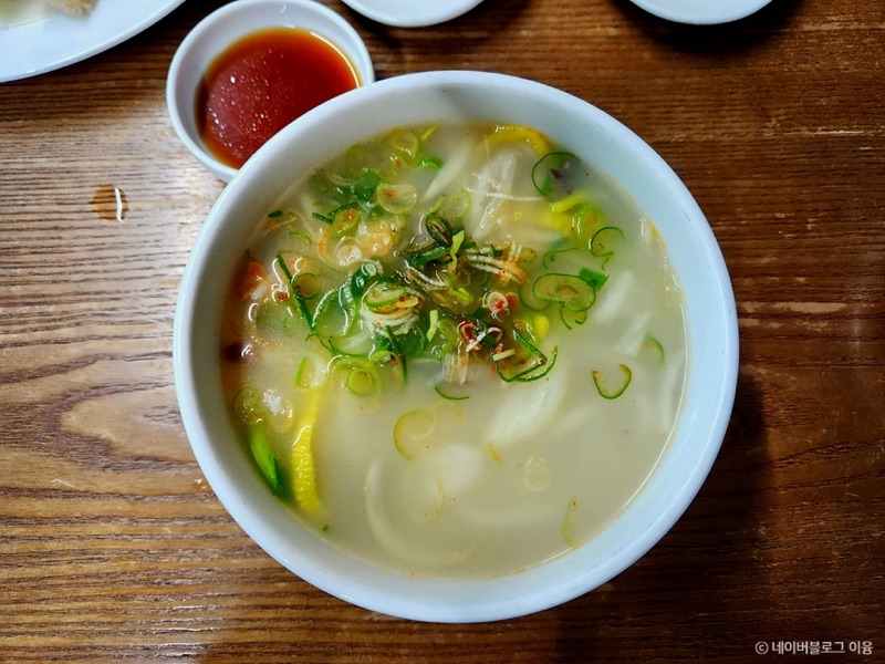 Hwangsaengga Kalguksu noodles and dumplings in Jongno Seoul