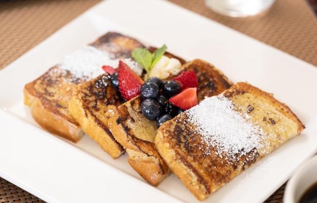 Nine Zero One in Downtown — Located atop the luxurious Loews Kansas City Hotel, Nine Zero One offers an excl