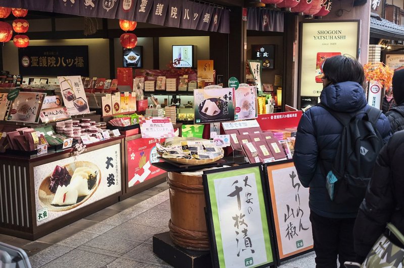 Ninenzaka street food snacks near Kiyomizudera Kyoto