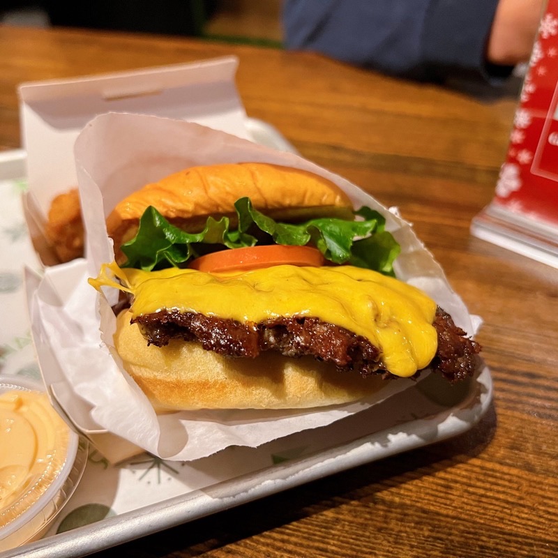 Shake Shack in The Strip (New York-New York) — Shake Shack brings its beloved East Coast roots to Las Vegas, offering high-qual