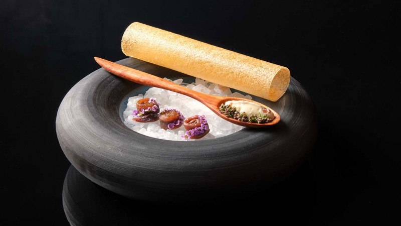 é by José Andrés in Cosmopolitan (Mid-Strip) — A hidden gem within Jaleo, é offers an intimate, theatrical, and highly exclusiv