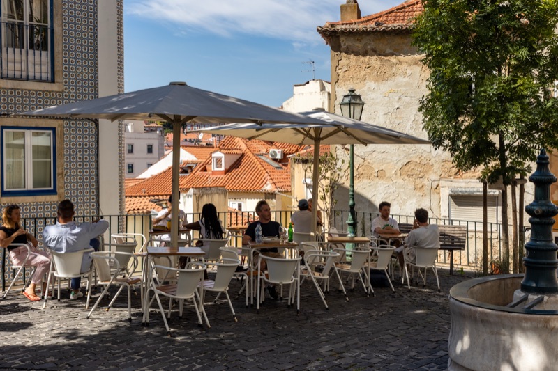 Café O Corvo wine bar in Mouraria, Lisbon