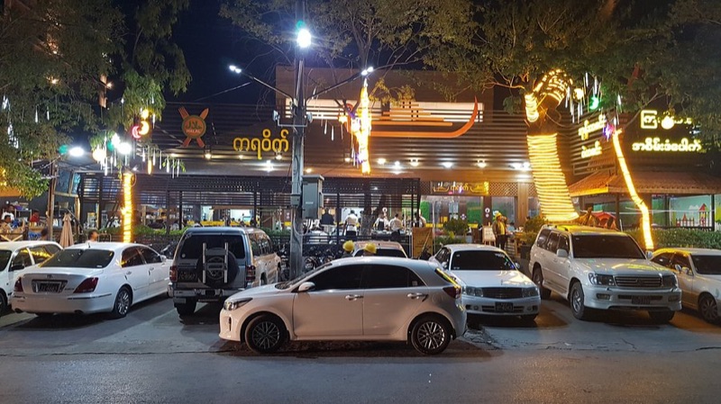 Teashop Karaweik in Mandalay