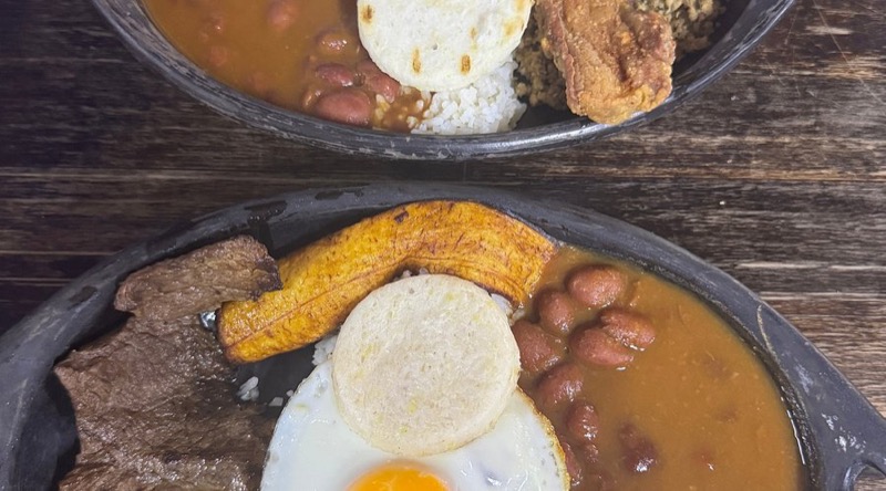 Típicos La 80 in Carrera 80, Medellín