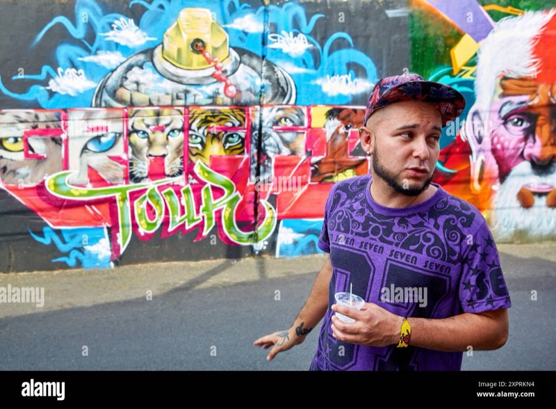 Casa Kolacho hip-hop graffiti tour in Comuna 13