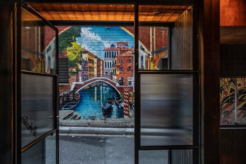 Arlechin in Mornane Pl, Mornane Pl