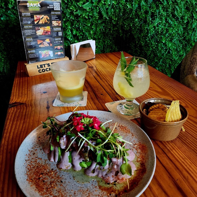 SAHA Rooftop lomo saltado with pisco sour in Miraflores, Lima