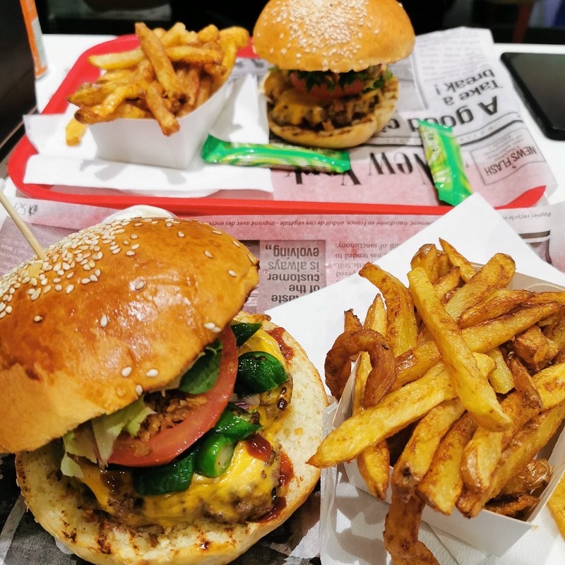 Food'E Burger in Jean Médecin — Food'E Burger offers a straightforward menu of classic and inventive burgers, fo