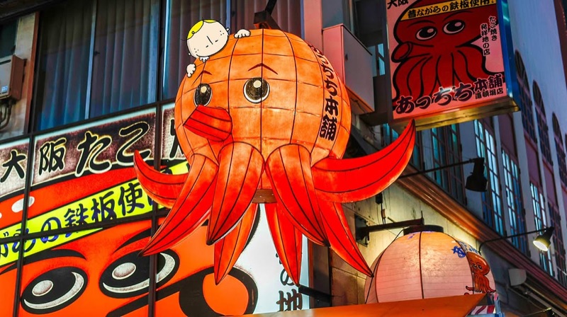 Acchichi Honpo takoyaki in Dotonbori, Osaka