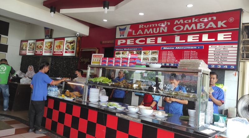 Rumah Makan Lamun Ombak nasi rendang in Padang